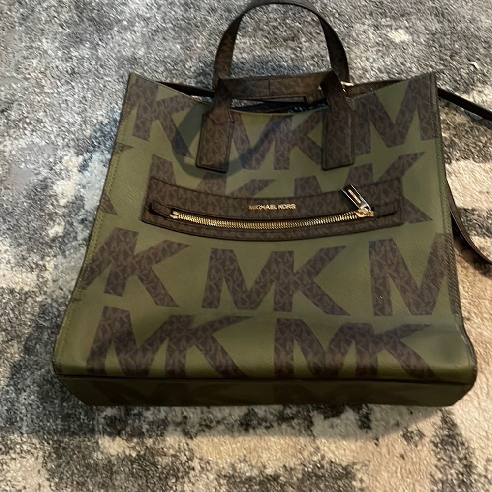 ael Kors
Crossbody Kenly Large Ns Graphic Logo Mk brown n green
